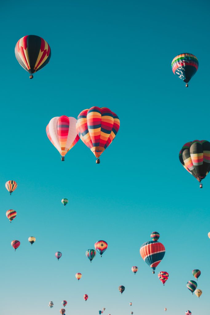 un essain de mongolfières dans un ciel bleu