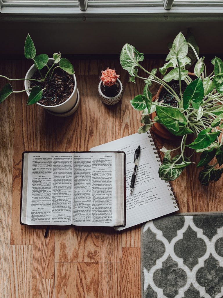 Lire une nouvelle traduction de la Bible c'est se poser sur une jolie table au bord de la fenêtre dans un joli cadre avec un carnet de notes et un stylo