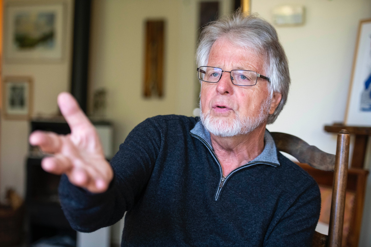 A gauche, une photo portrait de Daniel Marguerat ; à droite, la page de couverture du livre de Pierre Trigano "Ta foi t'a guéri".