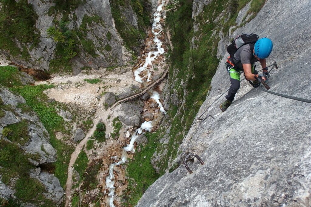 Comment tenir bon ? Photo d'un alpiniste en train de gravir une falaise et tenant fermement sa corde
