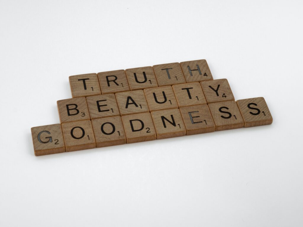 Un concentré éthique: trois mots anglais écrits à l'aides de lettres de Scrabble: Truth (vérité), Beauty (beauté) et Goodness (bonté)