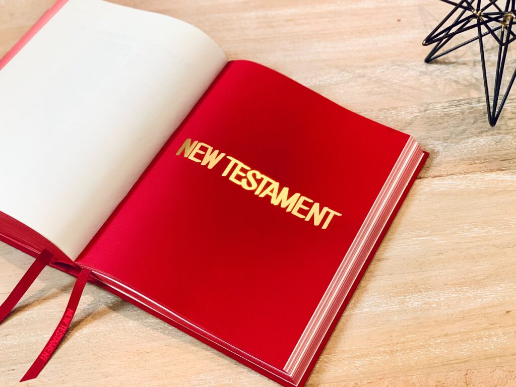 Belle photo d'un Nouveau Testament ouvert, à la première page