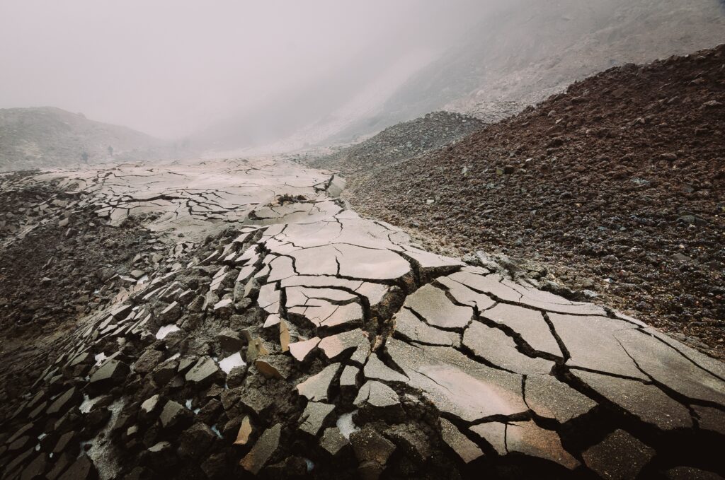 Photo d'un paysage désertique en montage, terre toute séchée et craquelée