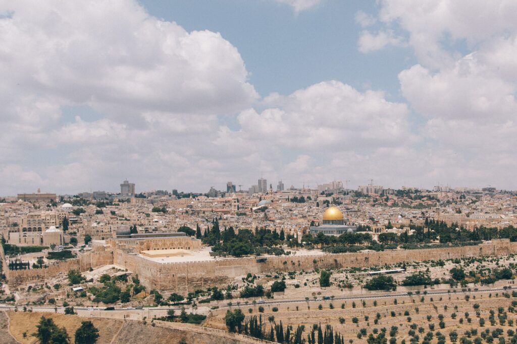 Photo de Jérusalem, depuis le MOnt des Oliviers. Belle vue panoramique sur l'esplanade des mosquées, avec la vielle ville en arrière-plan