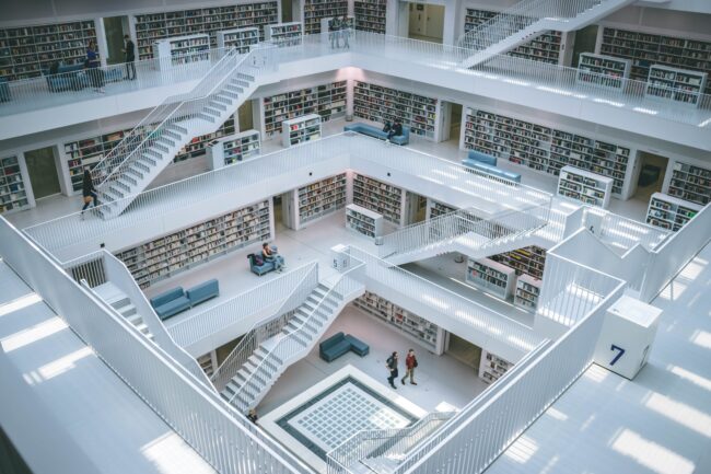 Cage centrale d'escaliers d'une grande bibliothèque comprenant plusieurs étages