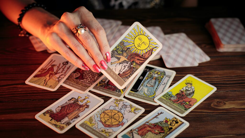 photo de Petr Sidorov
Prédire l'avenir? Une main en train de tirer des cartes de tarot.